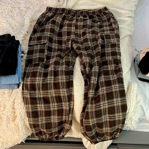 I’m selling a few pairs of pants from SHEIN& Fashion nova.